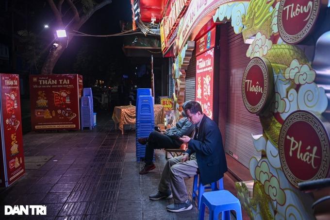 Chưa 7h, tiệm vàng đã hết khách chờ, Thần Tài hết việc-24