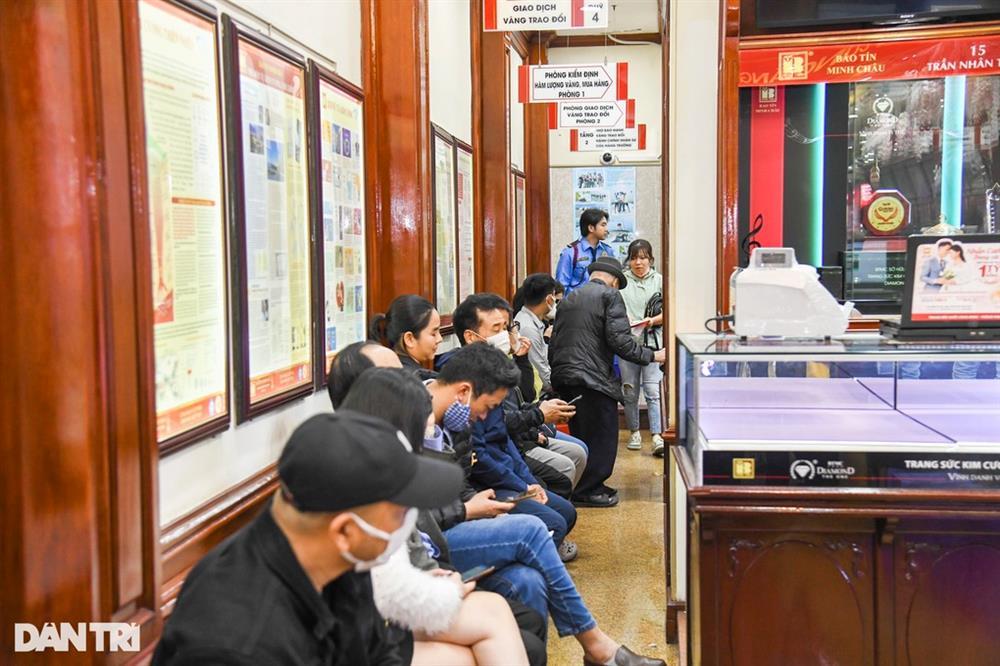 Chưa 7h, tiệm vàng đã hết khách chờ, Thần Tài hết việc-25