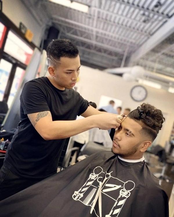 Khách Mỹ chờ 2 tháng mới được thợ người Việt cắt tóc, giá 3 triệu đồng/lần-1