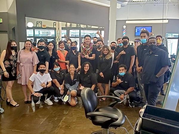 Khách Mỹ chờ 2 tháng mới được thợ người Việt cắt tóc, giá 3 triệu đồng/lần-4