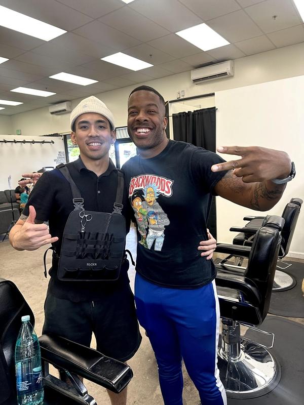 Khách Mỹ chờ 2 tháng mới được thợ người Việt cắt tóc, giá 3 triệu đồng/lần-5