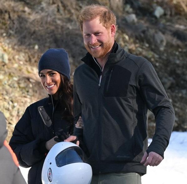 Vợ chồng Hoàng tử Harry - Meghan gây tranh cãi khi dùng lại phù hiệu Hoàng gia-3