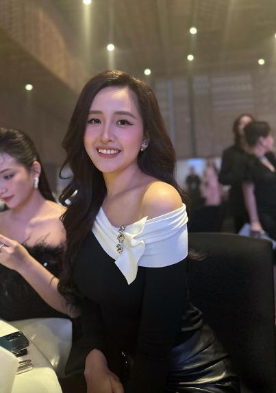 Mai Phương Thúy khoe ảnh bên chàng trai giấu mặt, cuối cùng đã chịu công khai người yêu?-2