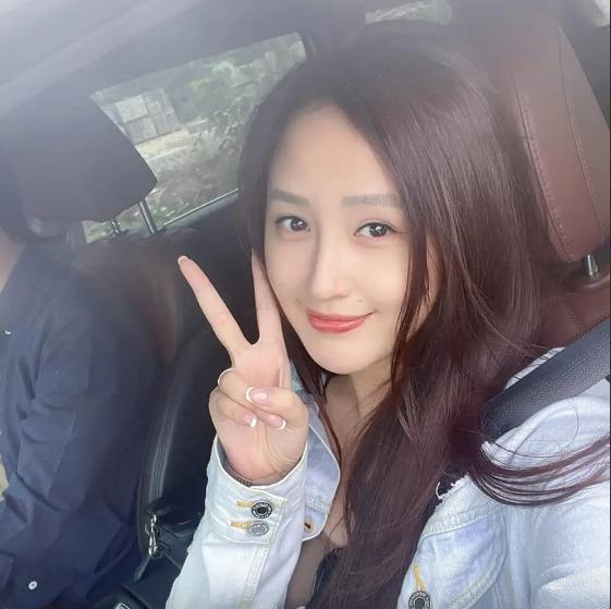 Mai Phương Thúy khoe ảnh bên chàng trai giấu mặt, cuối cùng đã chịu công khai người yêu?-1