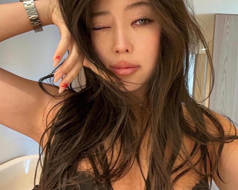 Tiểu thư 22 tuổi sang chảnh như trên phim, sáng đi học, tối làm chủ công ty-4