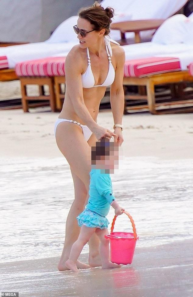 Em gái Công nương Kate diện bikini khoe hình thể săn chắc-5