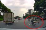 Nam thanh niên ‘diễn xiếc’ nằm trên xe máy ở Đại lộ Thăng Long
