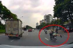 Nam thanh niên ‘diễn xiếc’ nằm trên xe máy ở Đại lộ Thăng Long