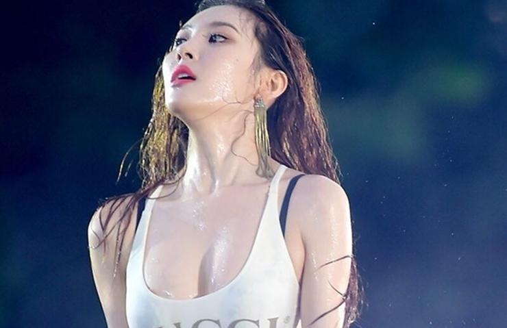 2 biểu tượng gợi cảm hot nhờ diện đồ bơi trước hàng nghìn khán giả, đời thường không kém cạnh-9