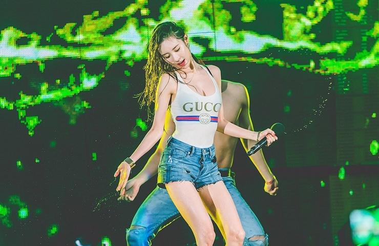 2 biểu tượng gợi cảm hot nhờ diện đồ bơi trước hàng nghìn khán giả, đời thường không kém cạnh-10