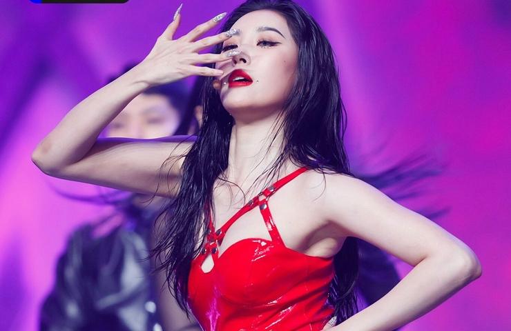 2 biểu tượng gợi cảm hot nhờ diện đồ bơi trước hàng nghìn khán giả, đời thường không kém cạnh-11