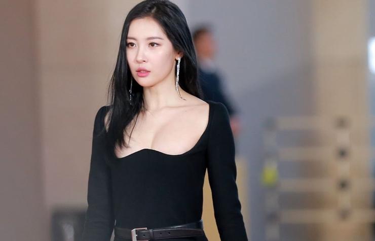 2 biểu tượng gợi cảm hot nhờ diện đồ bơi trước hàng nghìn khán giả, đời thường không kém cạnh-13