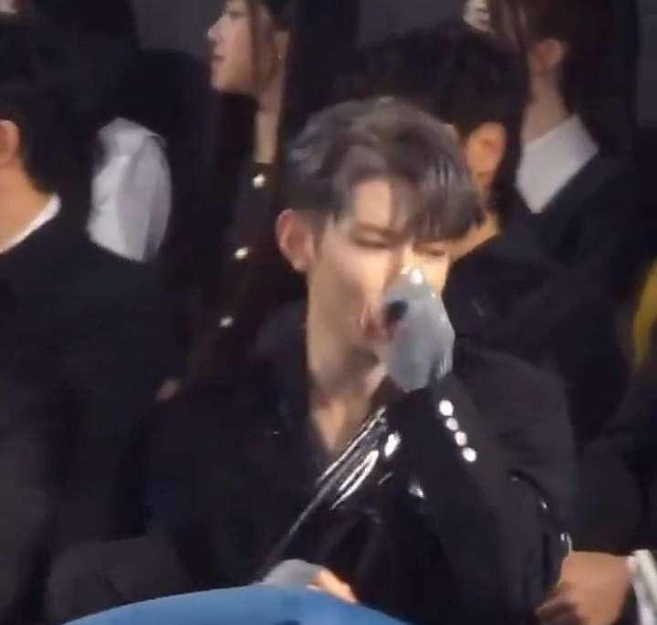 Chuyện hi hữu diễn ra tại lễ trao giải khiến dàn nghệ sĩ ngượng ngùng bịt mũi-1