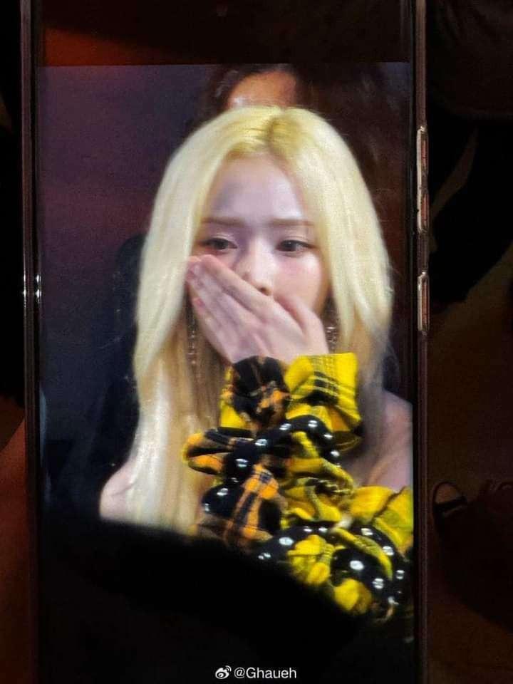 Chuyện hi hữu diễn ra tại lễ trao giải khiến dàn nghệ sĩ ngượng ngùng bịt mũi-2