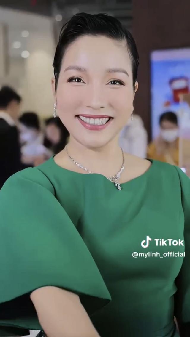 Diva Mỹ Linh đu trend check Var như tiktoker thực thụ-1