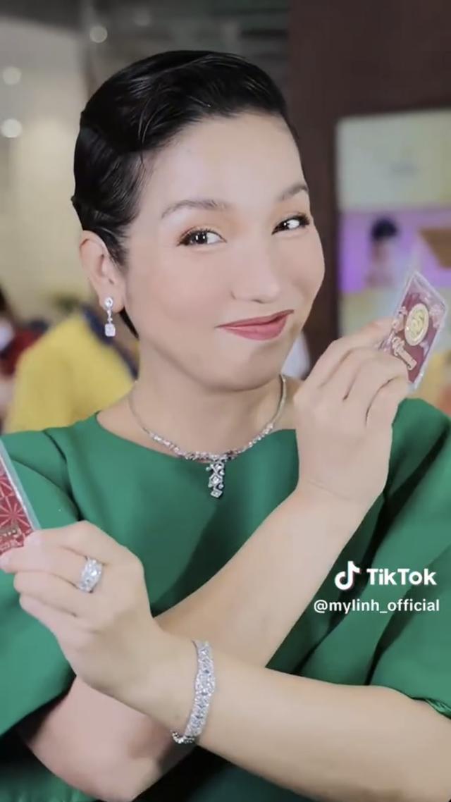 Diva Mỹ Linh đu trend check Var như tiktoker thực thụ