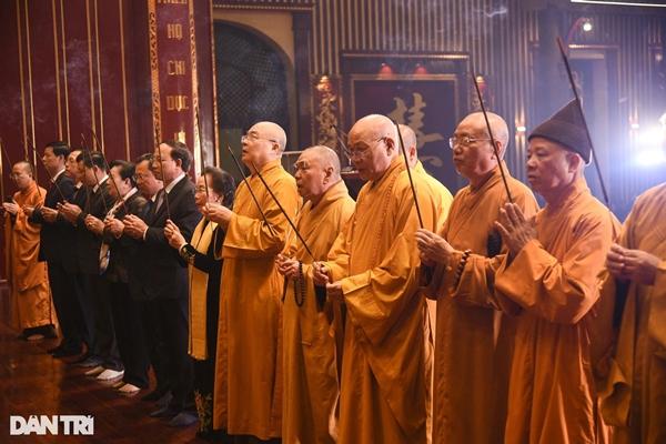 Người dân đội mưa gió chống gậy, vịn lan can lên chùa Đồng Yên Tử-1