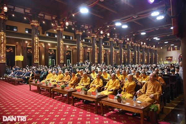 Người dân đội mưa gió chống gậy, vịn lan can lên chùa Đồng Yên Tử-2