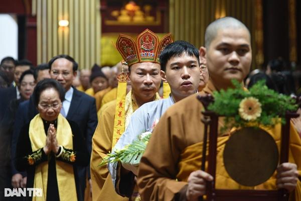 Người dân đội mưa gió chống gậy, vịn lan can lên chùa Đồng Yên Tử-3