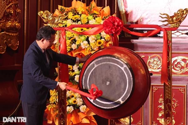 Người dân đội mưa gió chống gậy, vịn lan can lên chùa Đồng Yên Tử-4