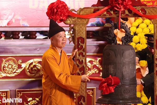 Người dân đội mưa gió chống gậy, vịn lan can lên chùa Đồng Yên Tử-5