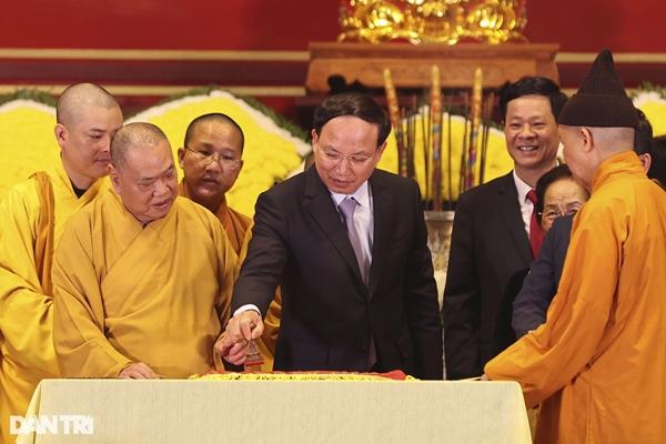 Người dân đội mưa gió chống gậy, vịn lan can lên chùa Đồng Yên Tử-6