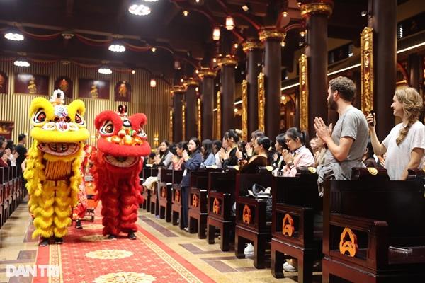 Người dân đội mưa gió chống gậy, vịn lan can lên chùa Đồng Yên Tử-7