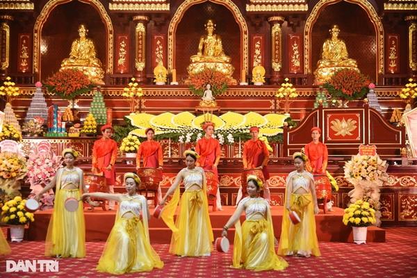 Người dân đội mưa gió chống gậy, vịn lan can lên chùa Đồng Yên Tử-8