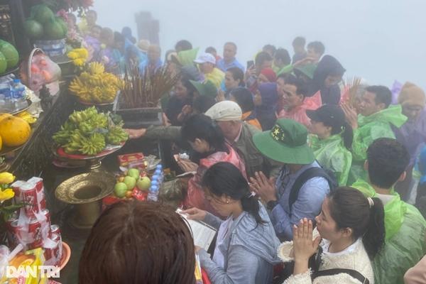 Người dân đội mưa gió chống gậy, vịn lan can lên chùa Đồng Yên Tử-11