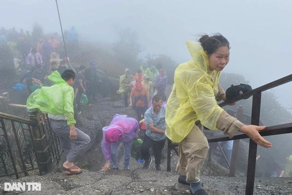 Người dân đội mưa gió chống gậy, vịn lan can lên chùa Đồng Yên Tử-12