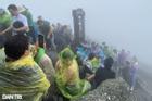 Người dân đội mưa gió chống gậy, vịn lan can lên chùa Đồng Yên Tử