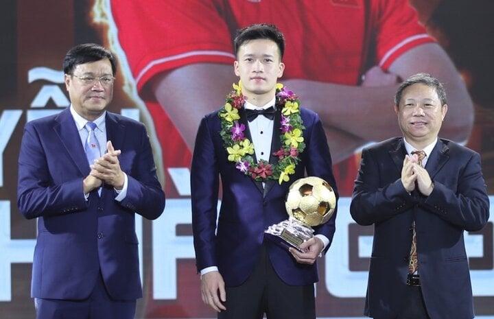 Nguyễn Hoàng Đức giành danh hiệu Quả bóng Vàng Việt Nam 2023-1