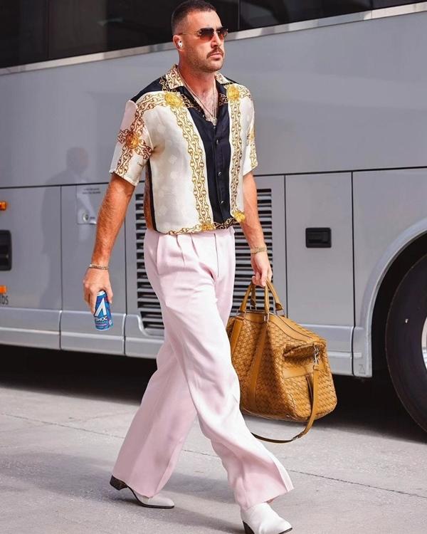 Doanh nghiệp hốt bạc nhờ Taylor Swift yêu cầu thủ cao 1,96 m-3