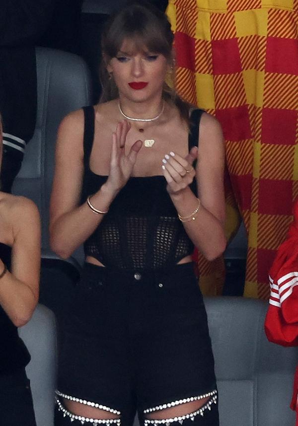 Doanh nghiệp hốt bạc nhờ Taylor Swift yêu cầu thủ cao 1,96 m-5