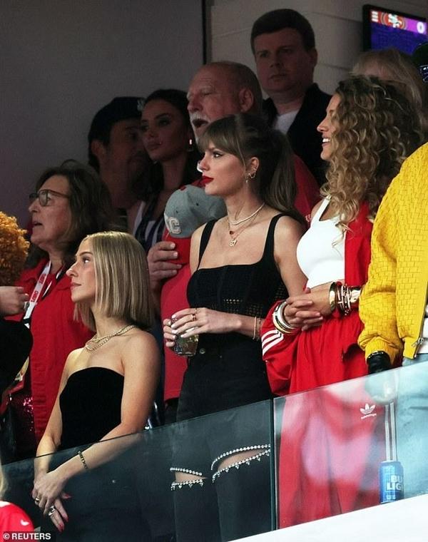 Doanh nghiệp hốt bạc nhờ Taylor Swift yêu cầu thủ cao 1,96 m-6