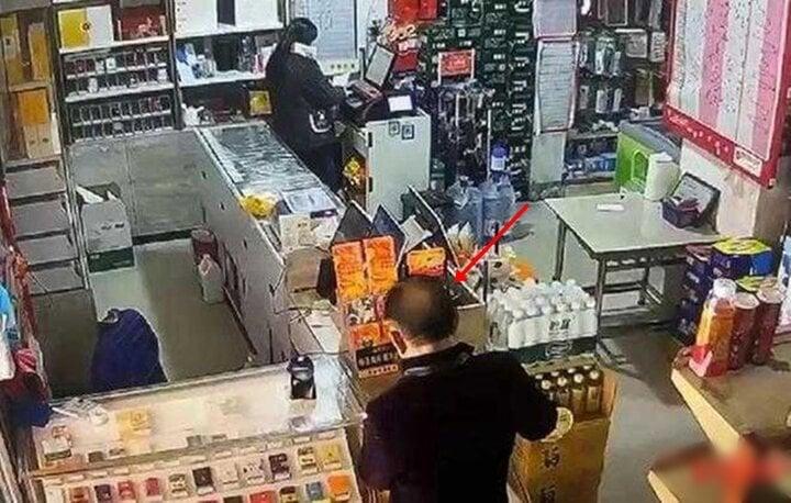 Khách trúng xổ số liên tục 11 ngày, bà chủ xem camera rồi giận dữ báo cảnh sát-1