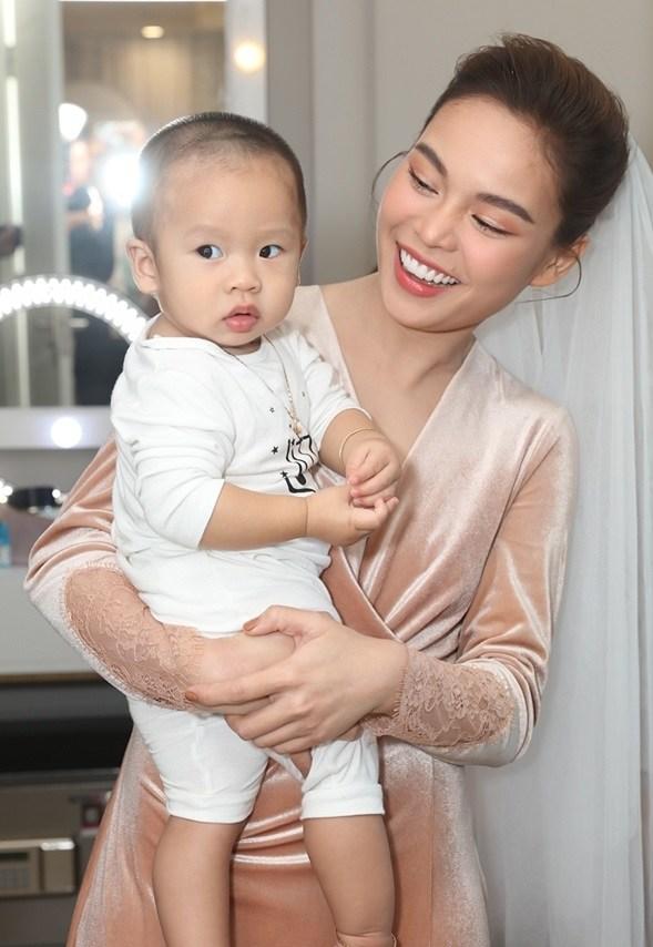 Loạt mỹ nhân Việt từng đột ngột biến mất khỏi làng giải trí để sang Mỹ sinh con: Thúy Diễm muốn con có quốc tịch xịn-11