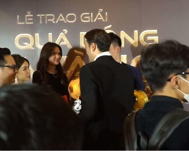 Em gái Lâm Tây ngại ngùng bên Quả bóng vàng Hoàng Đức gây sốt mạng xã hội-2