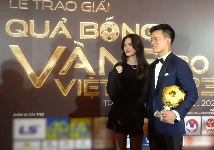 Em gái Lâm Tây ngại ngùng bên Quả bóng vàng Hoàng Đức gây sốt mạng xã hội-3