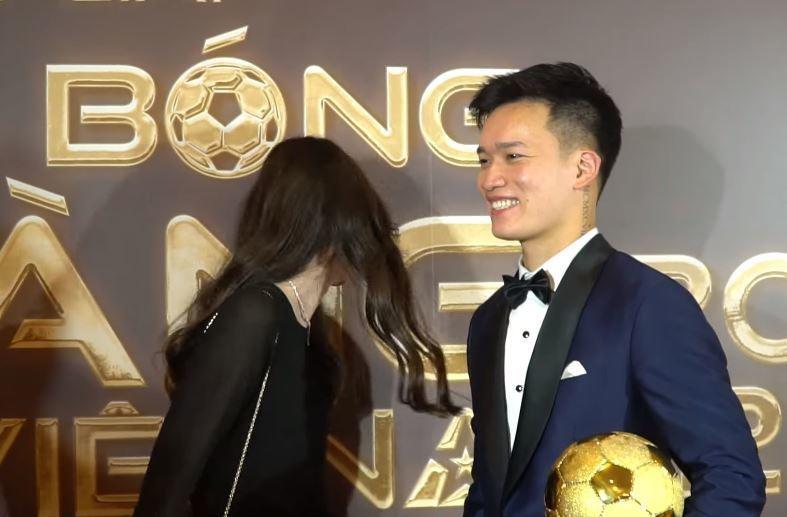 Em gái Lâm Tây ngại ngùng bên Quả bóng vàng Hoàng Đức gây sốt mạng xã hội-4