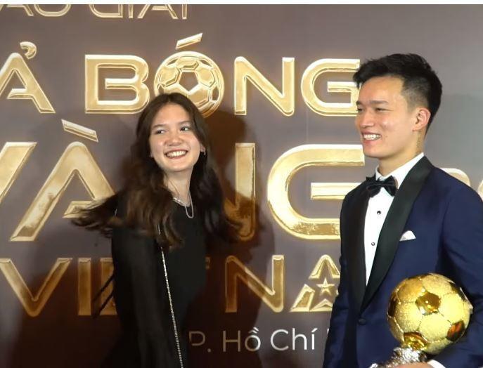 Em gái Lâm Tây ngại ngùng bên Quả bóng vàng Hoàng Đức gây sốt mạng xã hội-5