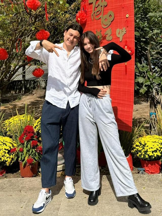 Em gái Lâm Tây ngại ngùng bên Quả bóng vàng Hoàng Đức gây sốt mạng xã hội-7