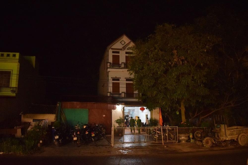 Chồng bóp cổ vợ đến chết tại phòng ngủ-1