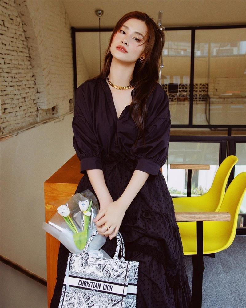 Công thức phối đồ sành điệu với túi xách hàng hiệu của Đông Nhi-1