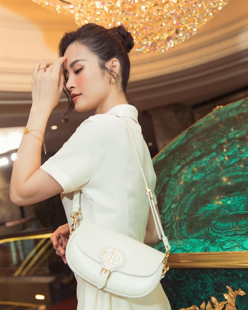 Công thức phối đồ sành điệu với túi xách hàng hiệu của Đông Nhi-4