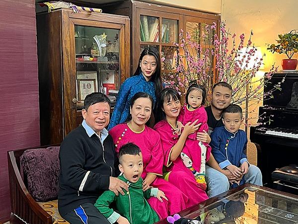 Hôn nhân đời thực của mỹ nhân Hà thành xưa: NSƯT Chiều Xuân tuổi hưu viên mãn bên chồng nhạc sĩ tài hoa-8