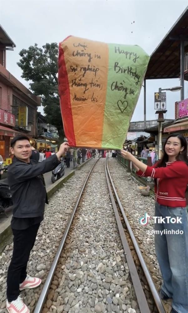 Đỗ Mỹ Linh cùng chồng thả đèn trong chuyến du lịch, hé lộ biệt danh nhóc tỳ đầu lòng-2