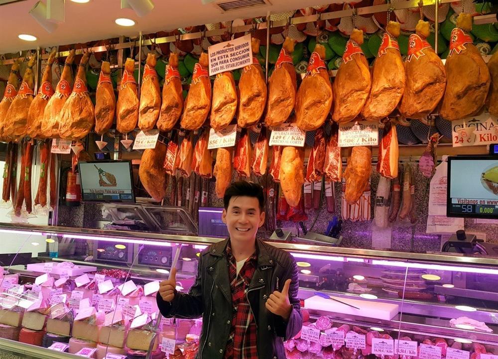 Khách Việt góp tiền chung, mua ăn thử đùi lợn đen muối giá 105 triệu đồng-1