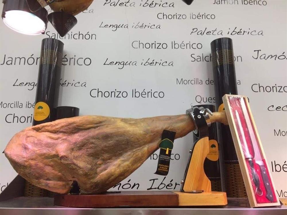 Khách Việt góp tiền chung, mua ăn thử đùi lợn đen muối giá 105 triệu đồng-2