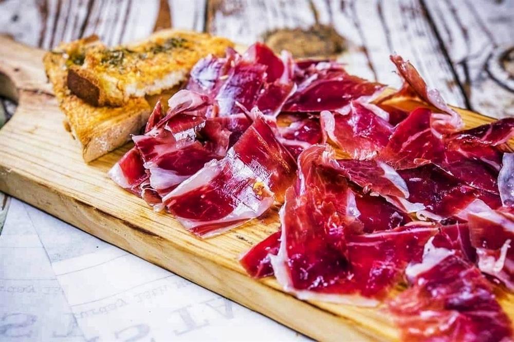 Khách Việt góp tiền chung, mua ăn thử đùi lợn đen muối giá 105 triệu đồng-3